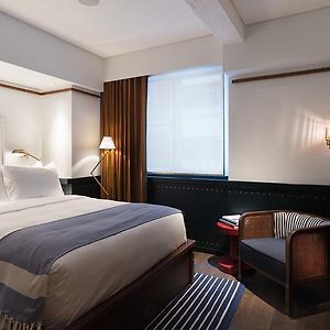 Kleines Zimmer mit Queensize-Bett